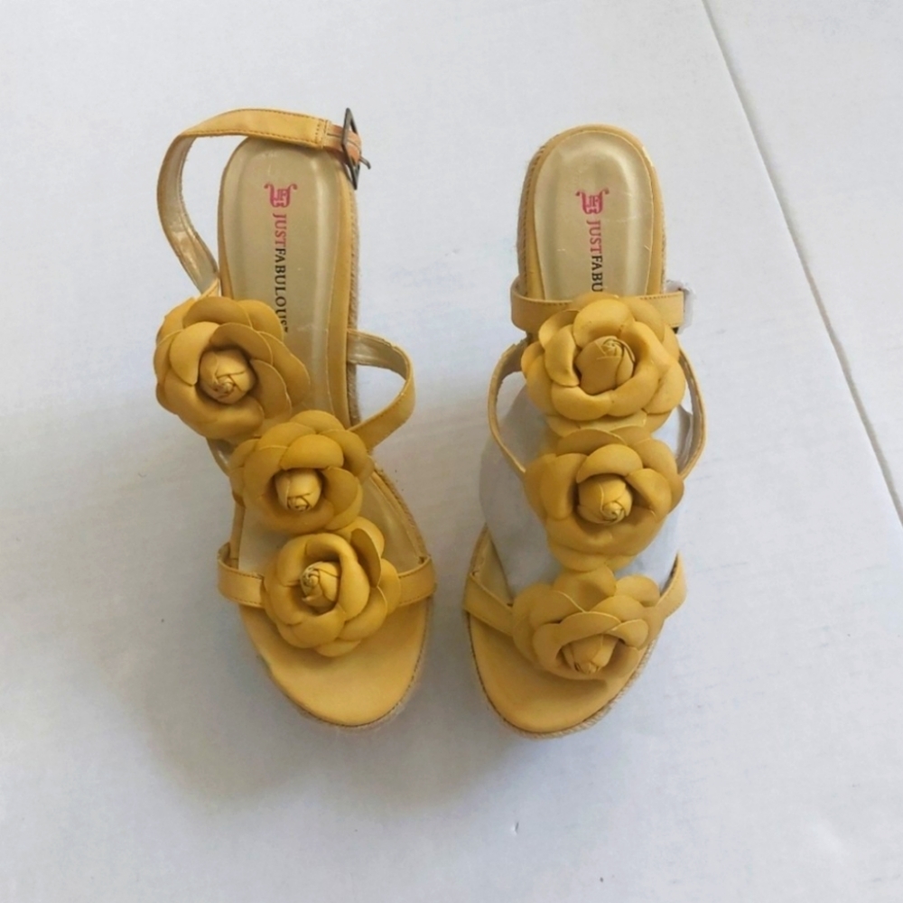 JUST FAB Woman Yellow Wedges Size 11M 💛 ✨️